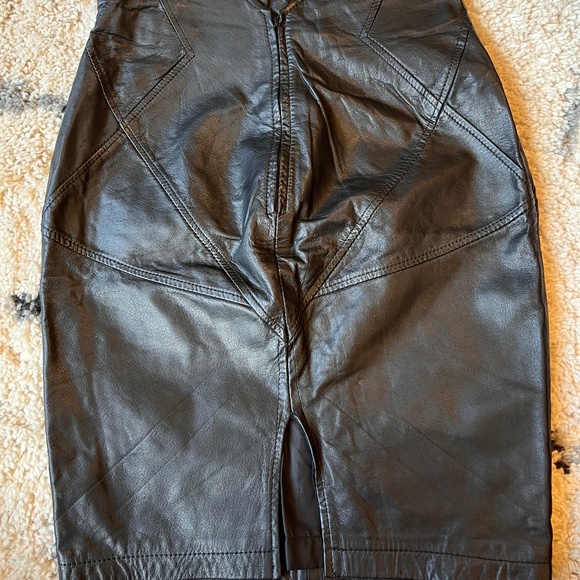 Out of Bounds Vintage Leather Pencil Skirt - Picture 2 of 3
